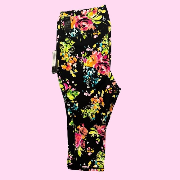Torrid Capri Side Pocket Active Legging – Black and Floral – Size 4 (NWT) - Picture 3 of 3